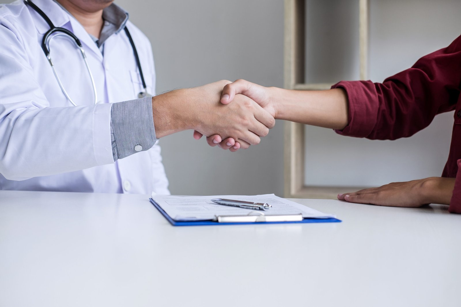 Free consultation handshake between doctor and patient